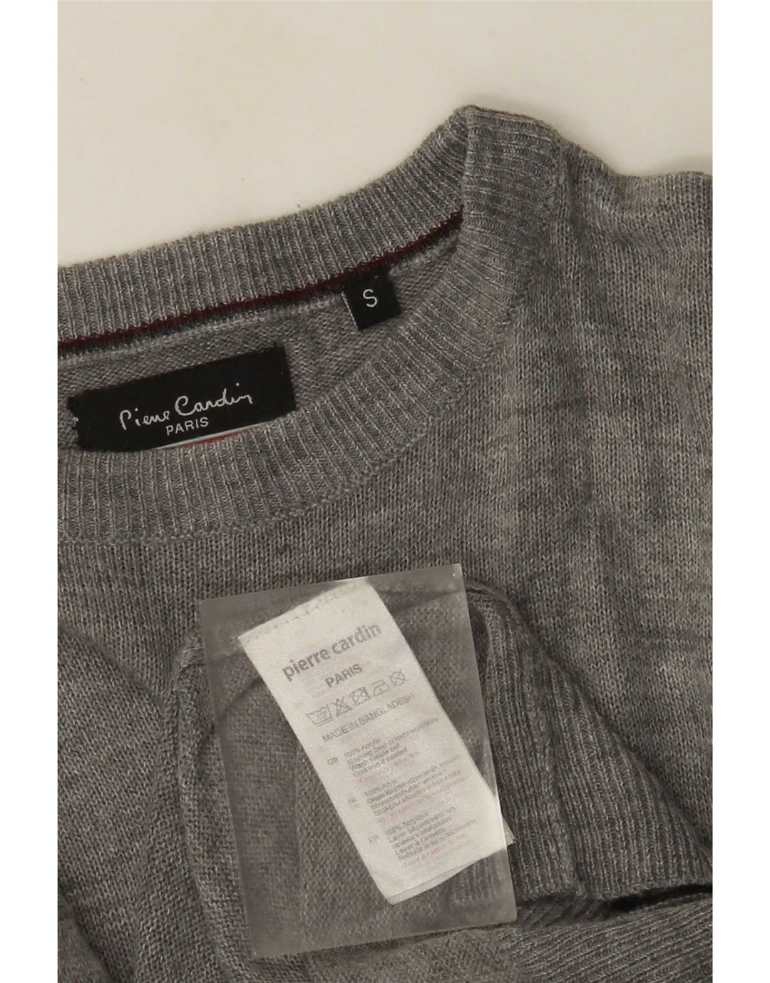 Suéter masculino Pierre Cardin com gola redonda e pequeno acrílico cinza