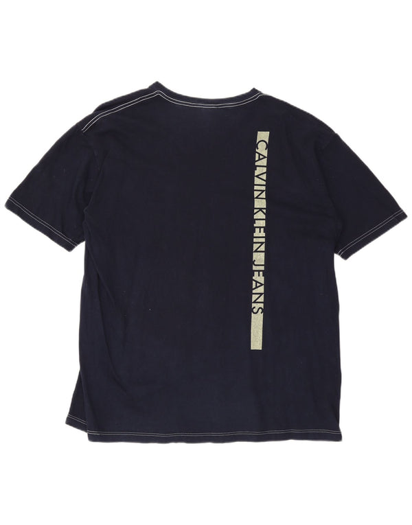Camiseta masculina Calvin Klein Jeans com estampa gráfica grande bloco colorido azul marinho