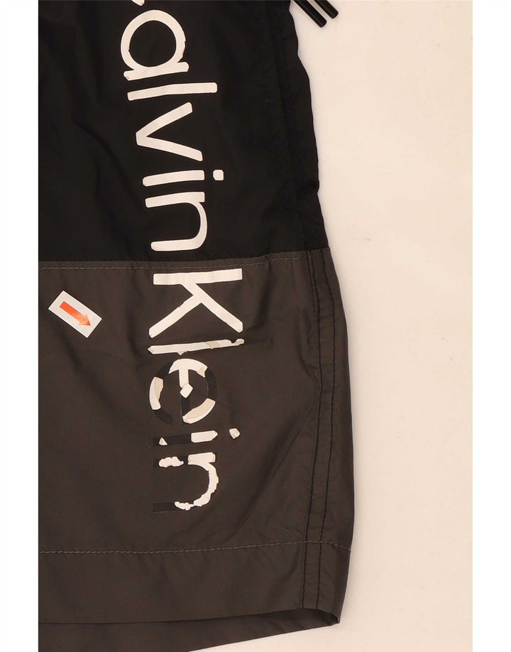 Shorts de natação masculino Calvin Klein gráfico médio preto colorblock