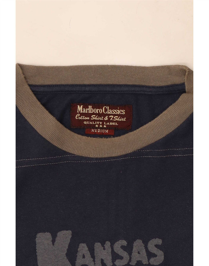 Camiseta gráfica masculina Marlboro Classics Top médio algodão azul marinho