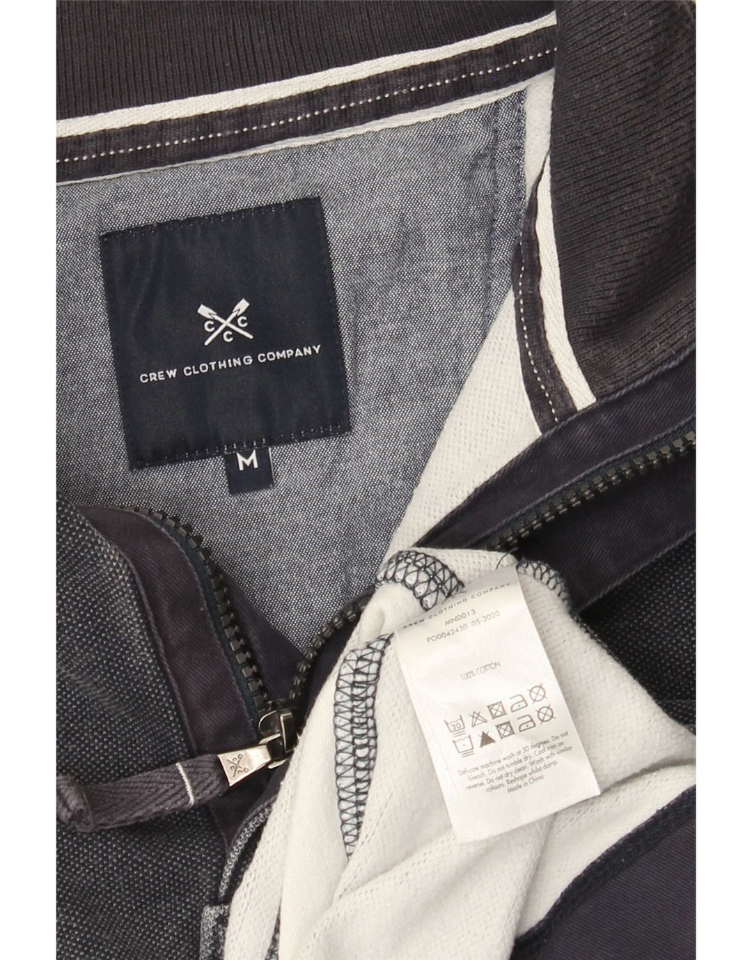 Suéter masculino Crew Clothing com zíper e gola listrada azul marinho médio