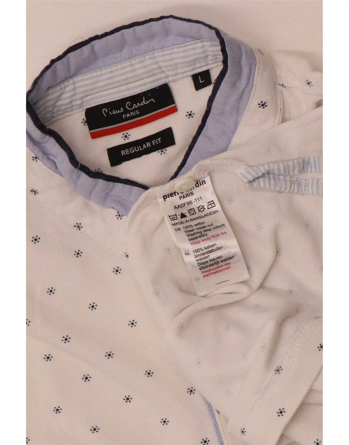 Camisa polo masculina Pierre Cardin com padrão abstrato grande de algodão branco
