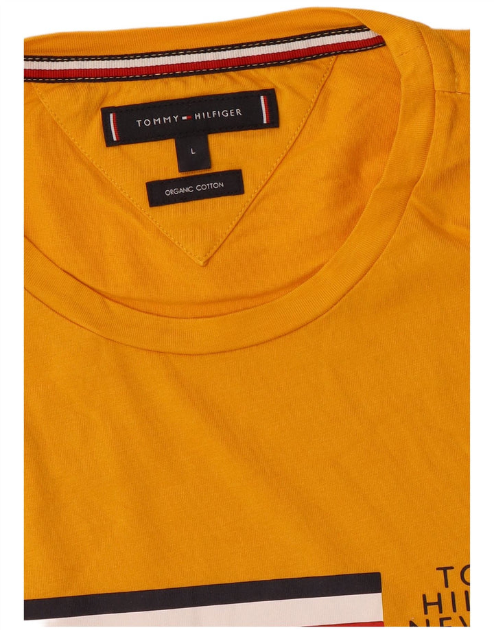 Camiseta masculina Tommy Hilfiger com estampa gráfica grande de algodão amarelo