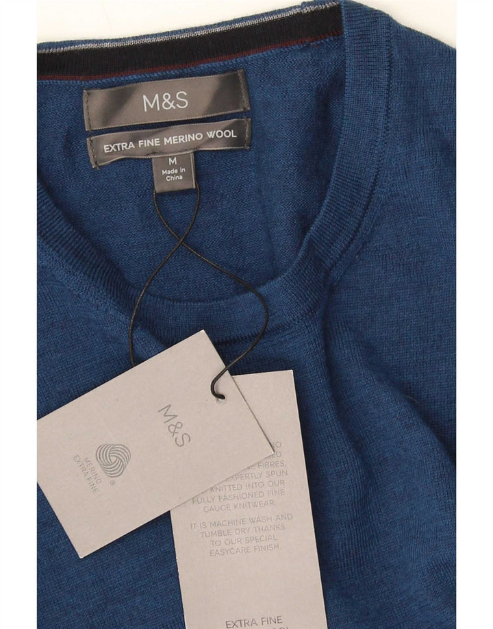 Suéter masculino Marks & Spencer com gola redonda, lã merino azul médio
