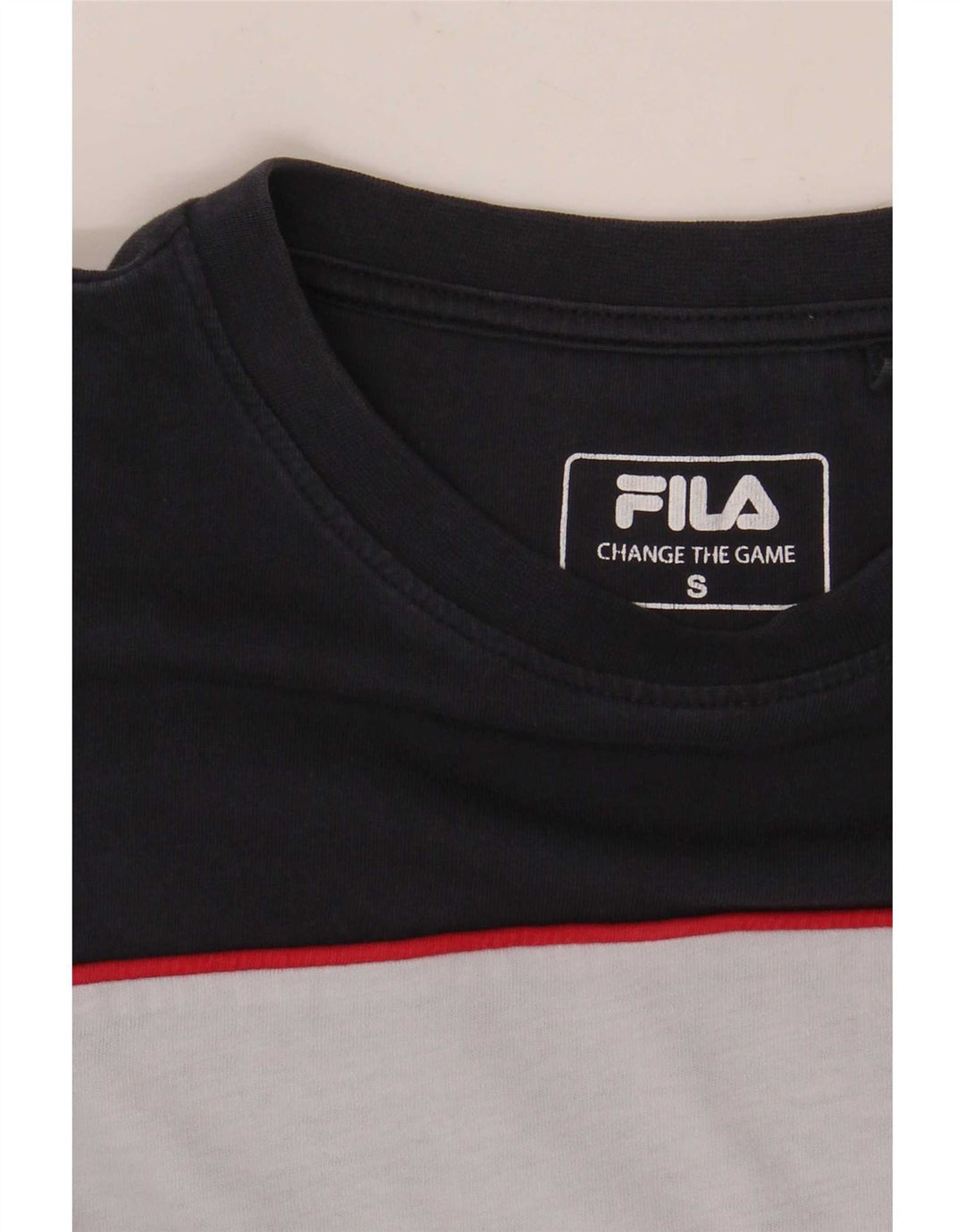 Camiseta gráfica masculina Fila Top pequeno bloco colorido azul marinho
