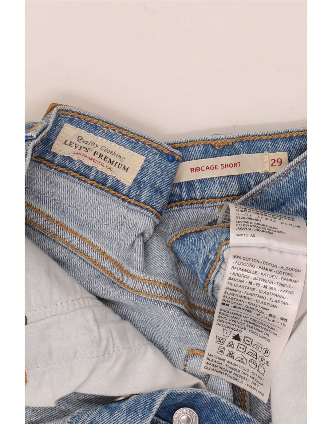 Shorts jeans feminino Levi's Ribcage desgastado W29 algodão azul médio