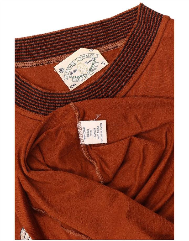 Camiseta masculina vintage com estampa gráfica marrom médio
