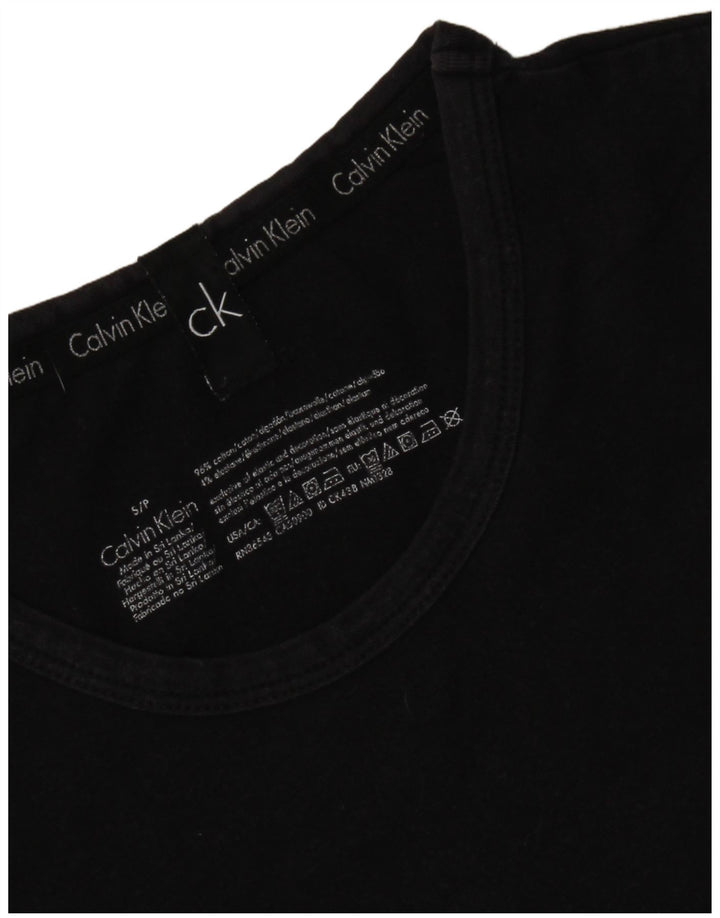 Camiseta masculina CALVIN KLEIN com estampa gráfica pequena de algodão preto