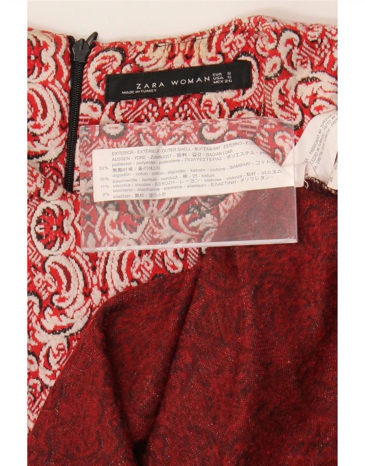 Vestido feminino Zara sem mangas evasê UK 10 pequeno poliéster vermelho paisley