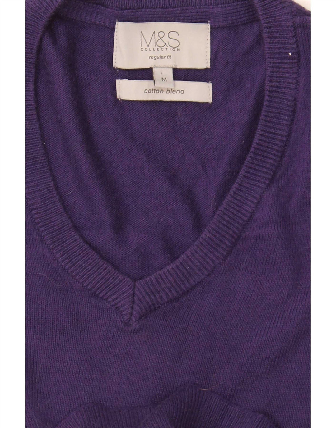 Suéter masculino Marks & Spencer com ajuste regular e decote em V de algodão roxo médio