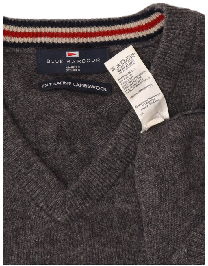 Suéter masculino Marks & Spencer Blue Harbor com decote em V cinza médio manchado
