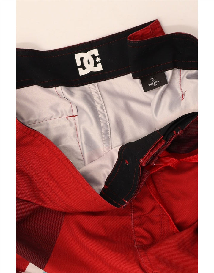 Shorts de natação DC masculino gráfico médio vermelho colorblock