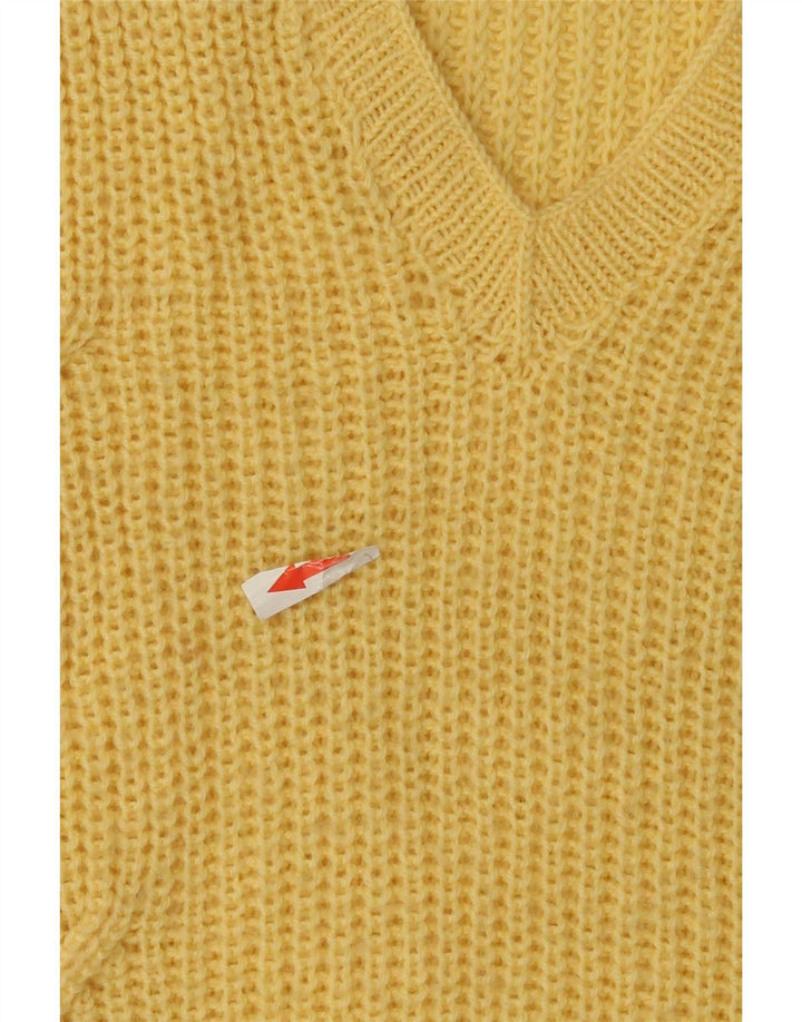 Regata masculina vintage com colete grande amarelo