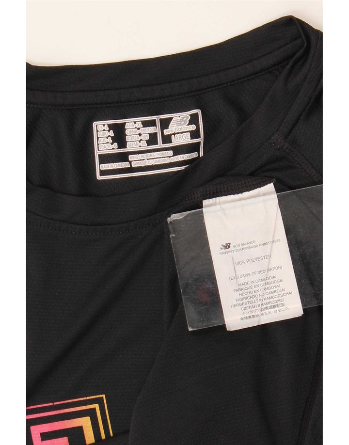 Camiseta gráfica masculina New Balance grande poliéster preto
