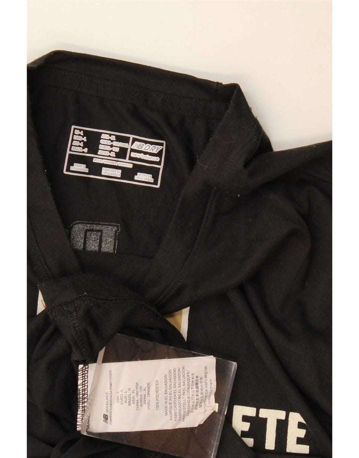 Camiseta gráfica masculina New Balance grande poliéster preto