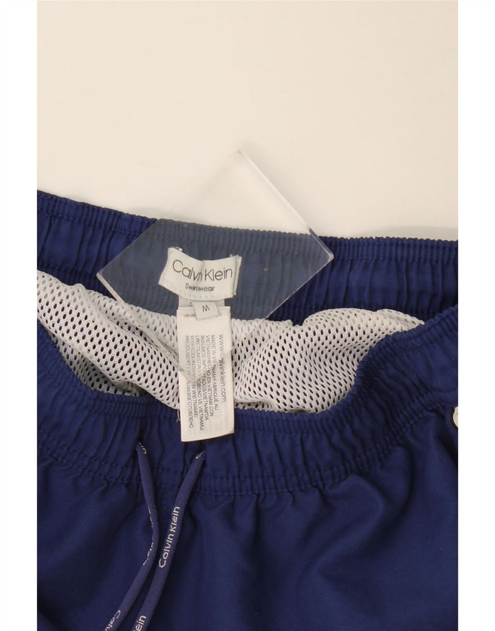 Shorts de natação masculino Calvin Klein gráfico médio azul marinho colorblock