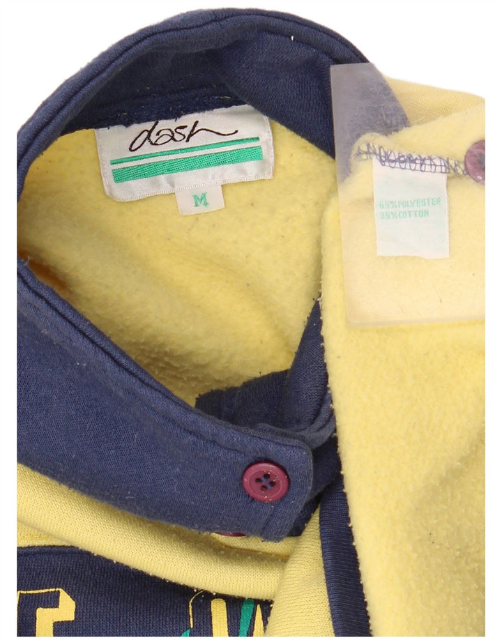 Suéter masculino DASH com gola e botão gráfico em bloco colorido amarelo médio