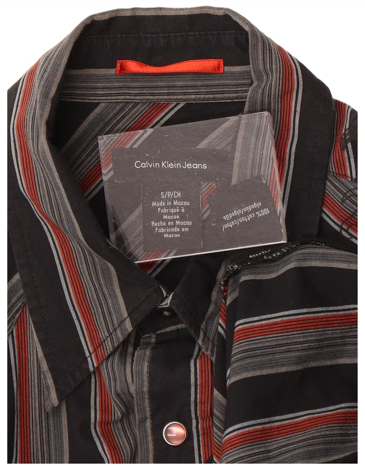 Camisa gráfica masculina CALVIN KLEIN JEANS pequena listrada preta de algodão