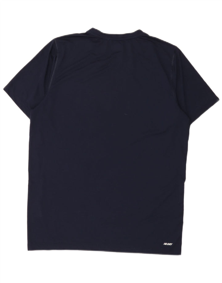Camiseta gráfica masculina New Balance grande poliéster azul marinho