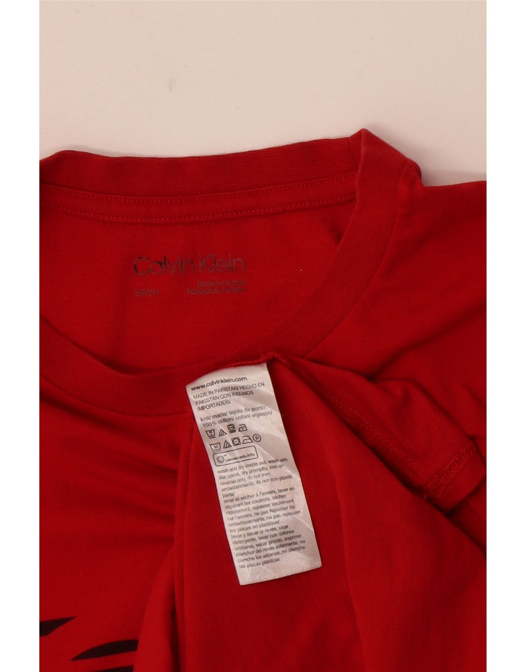 Camiseta masculina Calvin Klein com estampa gráfica pequena de algodão vermelho