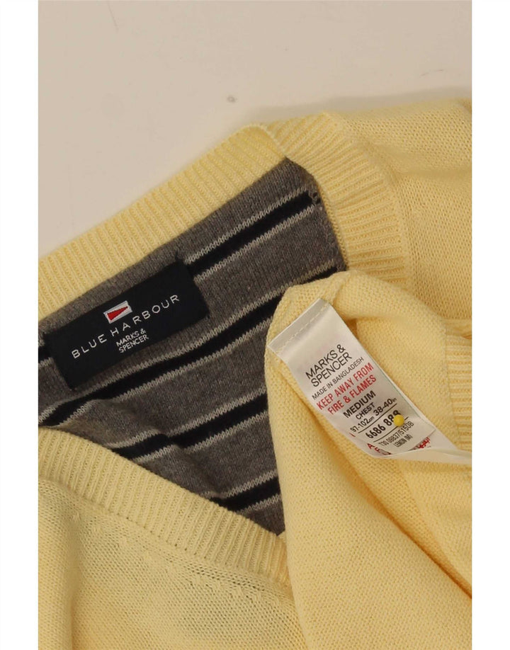 Suéter masculino Marks & Spencer Blue Harbor com decote em V amarelo médio