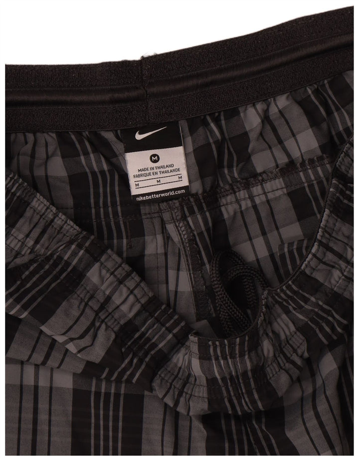 Shorts esportivos masculinos Nike médio cinza xadrez poliéster