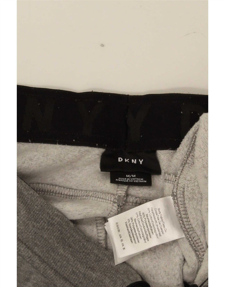 Calça esportiva masculina Dkny com estampa gráfica e algodão manchado cinza médio