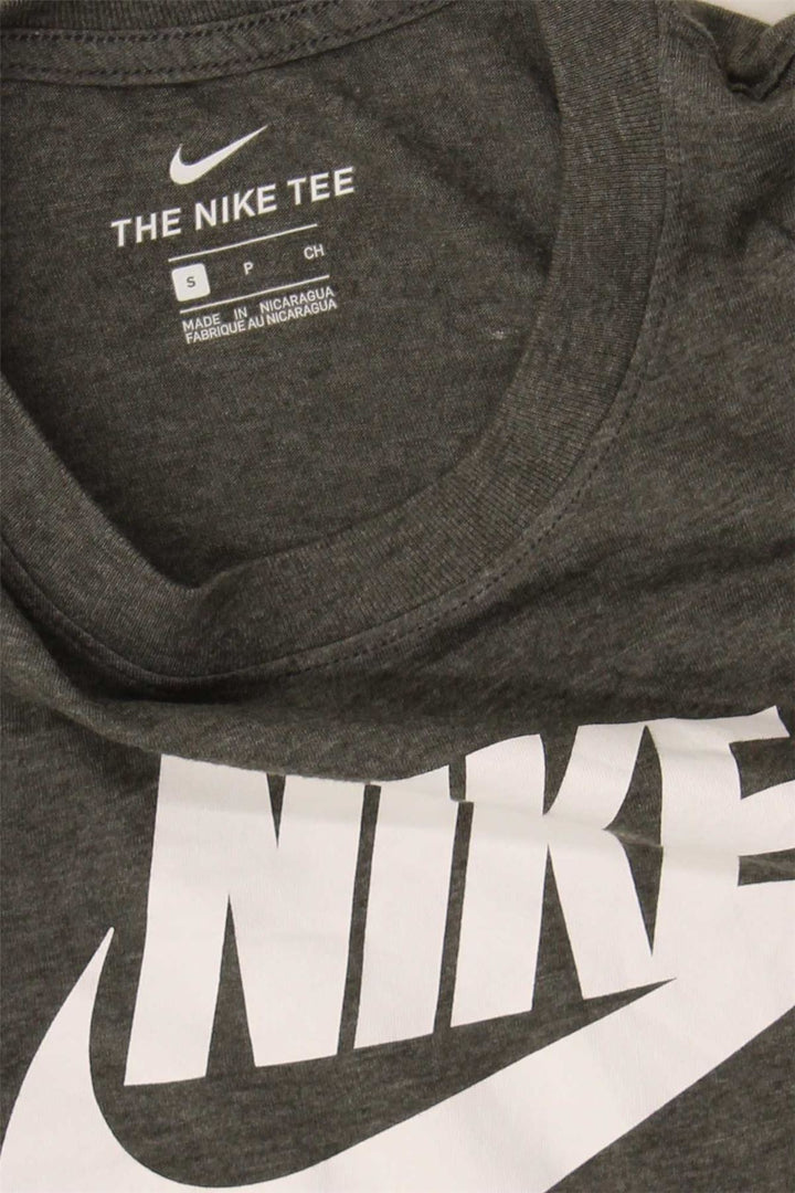 Camiseta gráfica masculina NIKE cinza pequena