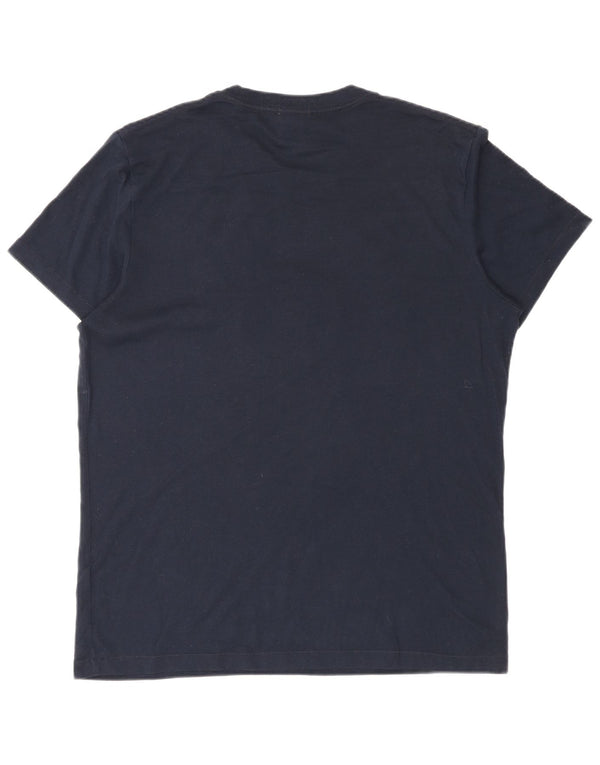 Camiseta masculina Abercrombie & Fitch Muscle Fit com estampa gráfica grande azul marinho