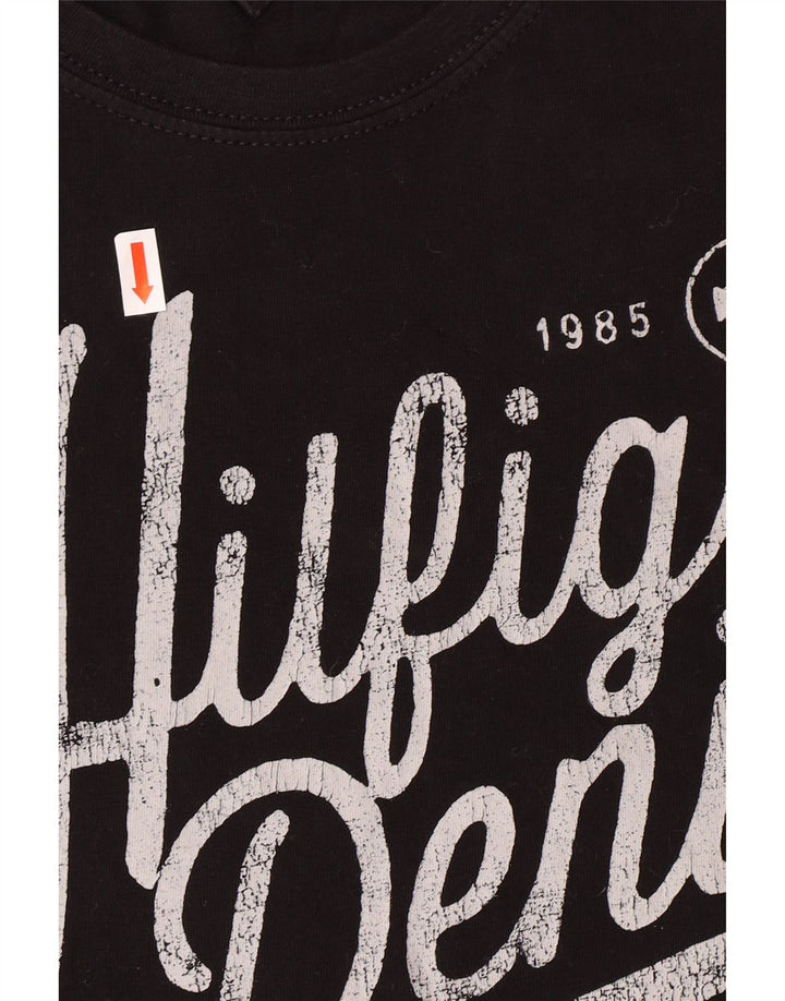 Camiseta masculina TOMMY HILFIGER New York Fit com estampa gráfica grande de algodão preto