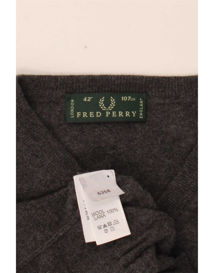 Suéter masculino Fred Perry com decote em V de lã cinza médio