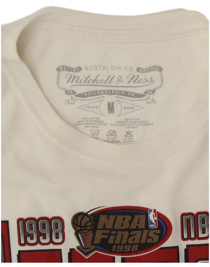 Camiseta masculina MITCHELL & NESS Chicago Bulls gráfica top médio off white