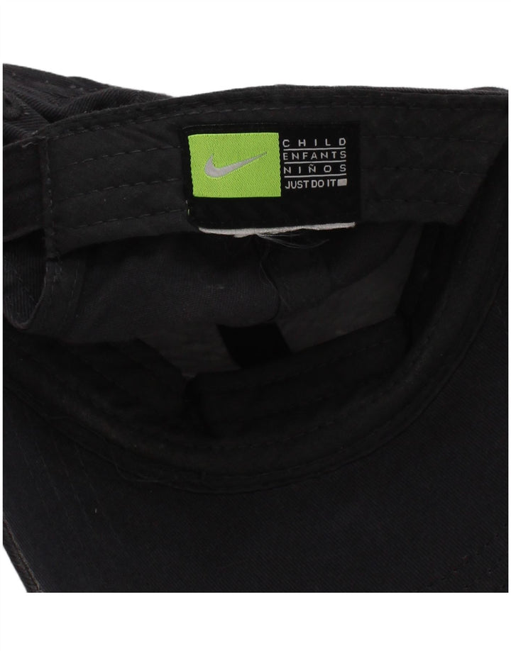 Boné de beisebol gráfico Nike Boys tamanho único preto