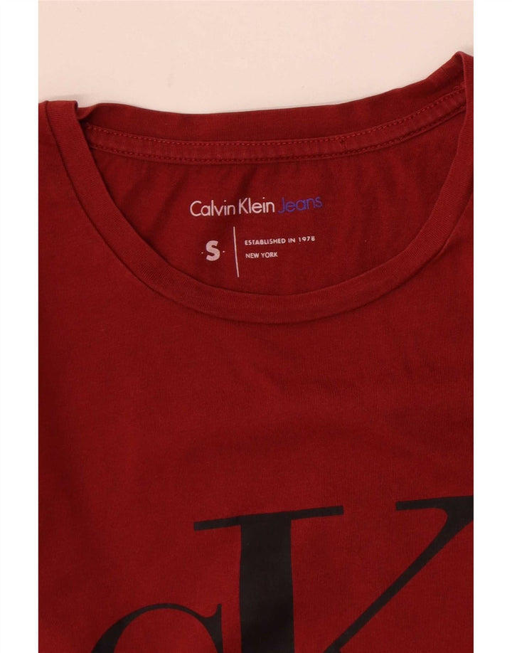 Camiseta masculina Calvin Klein Jeans com estampa gráfica pequena vermelha