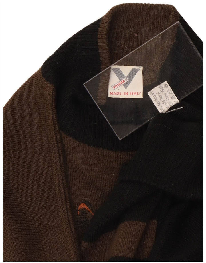 Suéter masculino VINTAGE com gola tartaruga e pequeno bloco colorido marrom