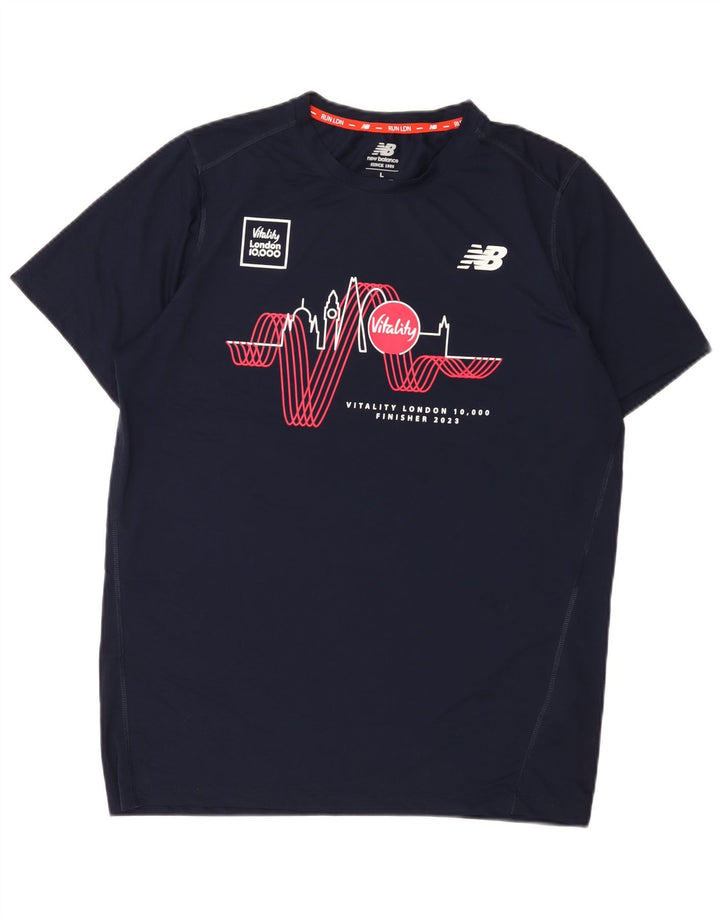 Camiseta gráfica masculina New Balance grande poliéster azul marinho