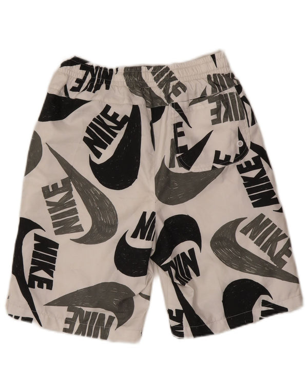 Shorts esportivos gráficos Nike Boys 12-13 anos grandes de poliéster branco