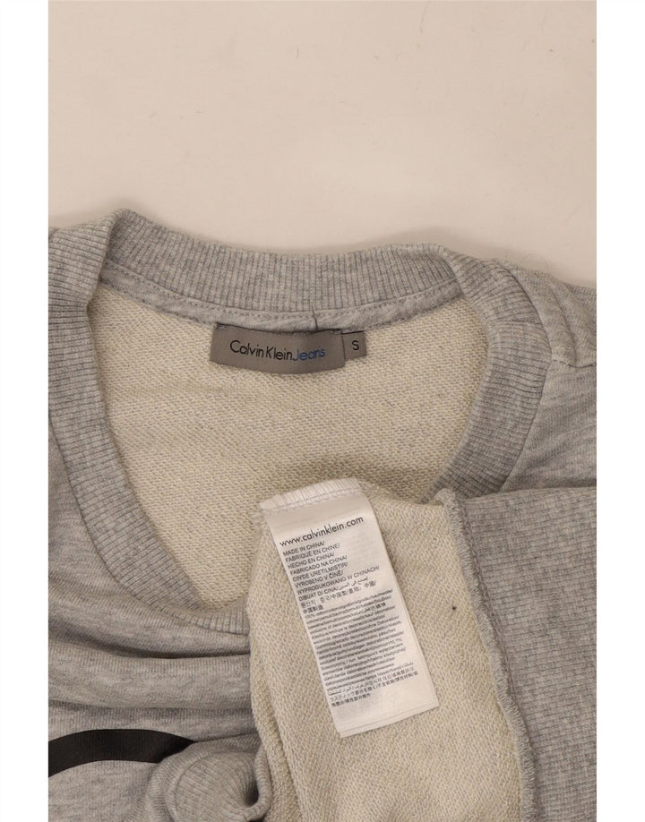 CALVIN KLEIN JEANS Suéter feminino cropped com estampa gráfica Reino Unido 10 pequeno cinza