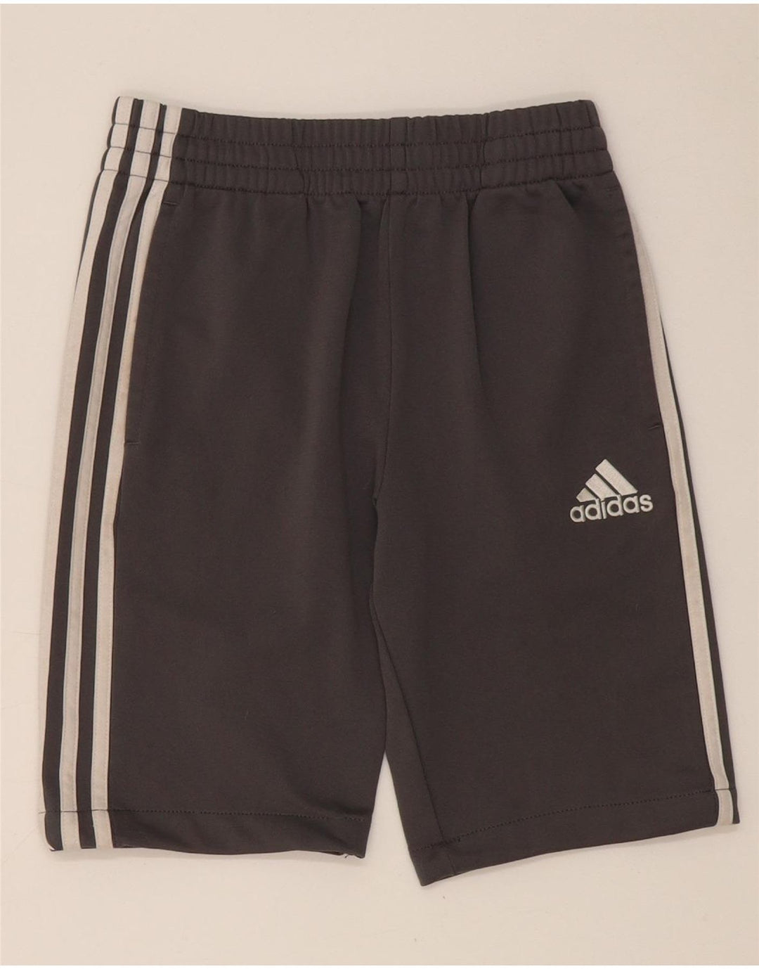 Shorts esportivos Adidas meninos 10-11 anos cinza médio