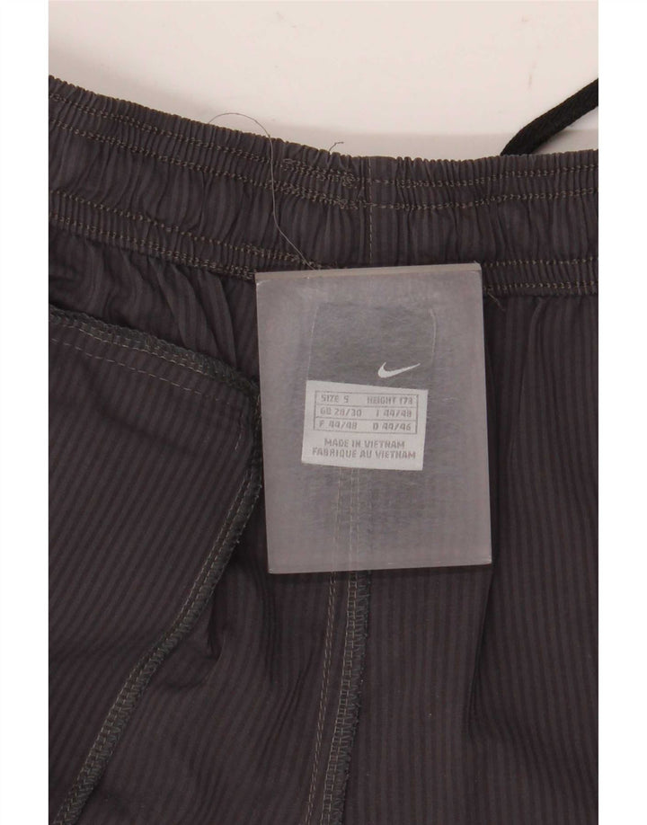 Shorts esportivos masculinos Nike pequenos listrados cinza