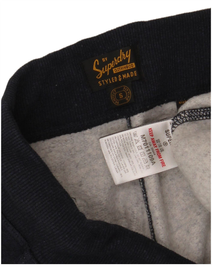 Calça esportiva masculina SUPERDRY com estampa gráfica pequena de algodão azul marinho