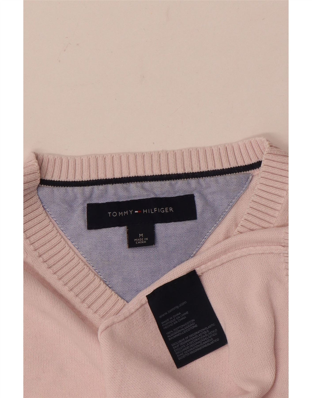 Suéter masculino Tommy Hilfiger com decote em V de algodão rosa médio