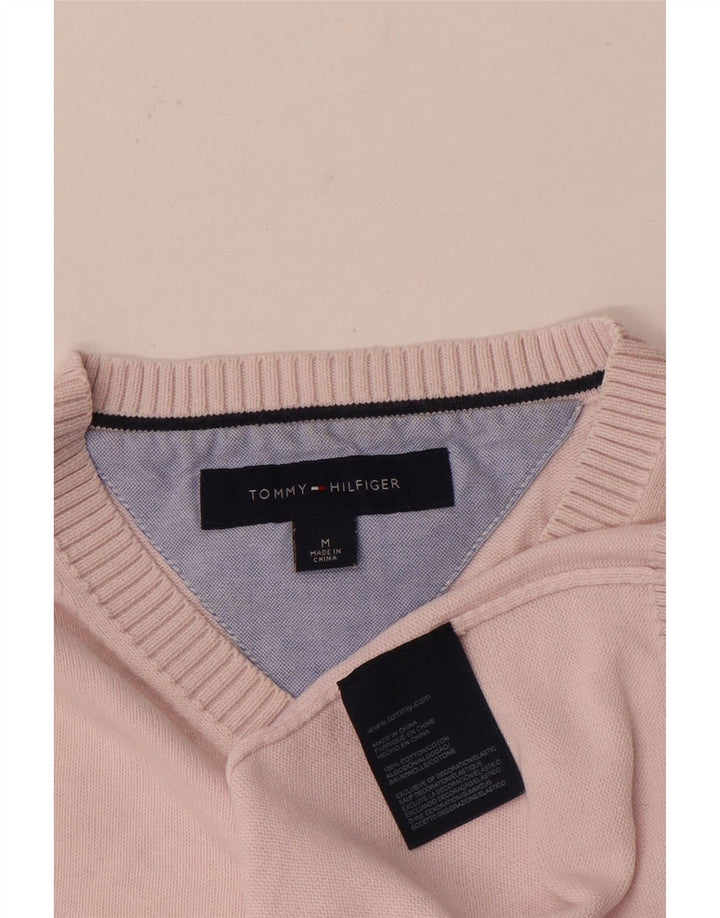 Suéter masculino Tommy Hilfiger com decote em V de algodão rosa médio