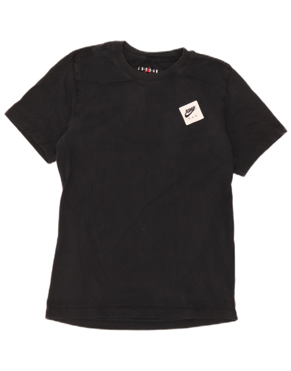 Camiseta masculina Jordan de ajuste padrão com estampa gráfica pequena de algodão preto
