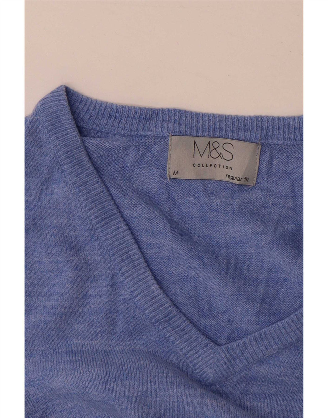 Suéter masculino Marks & Spencer com decote em V azul médio