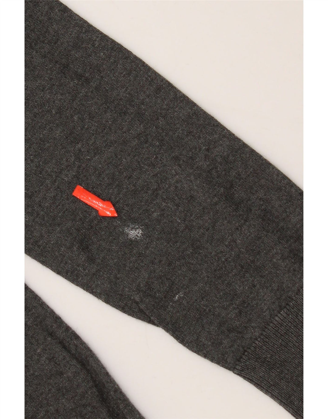 Suéter masculino Zara com decote em V e seda cinza médio