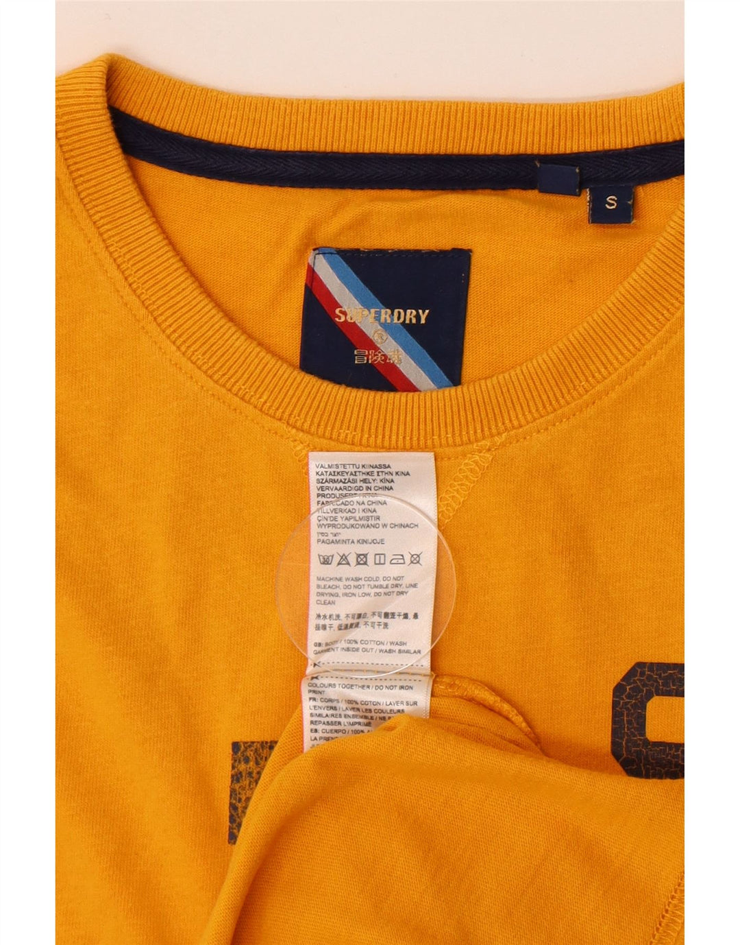 Camiseta masculina Superdry com estampa gráfica pequena de algodão amarelo