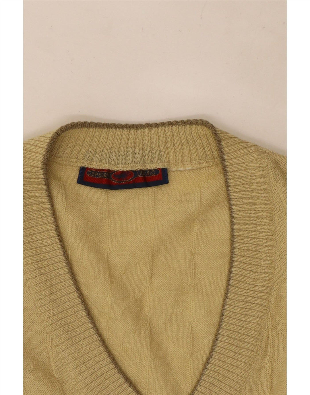 Regata masculina vintage com colete pequeno bege