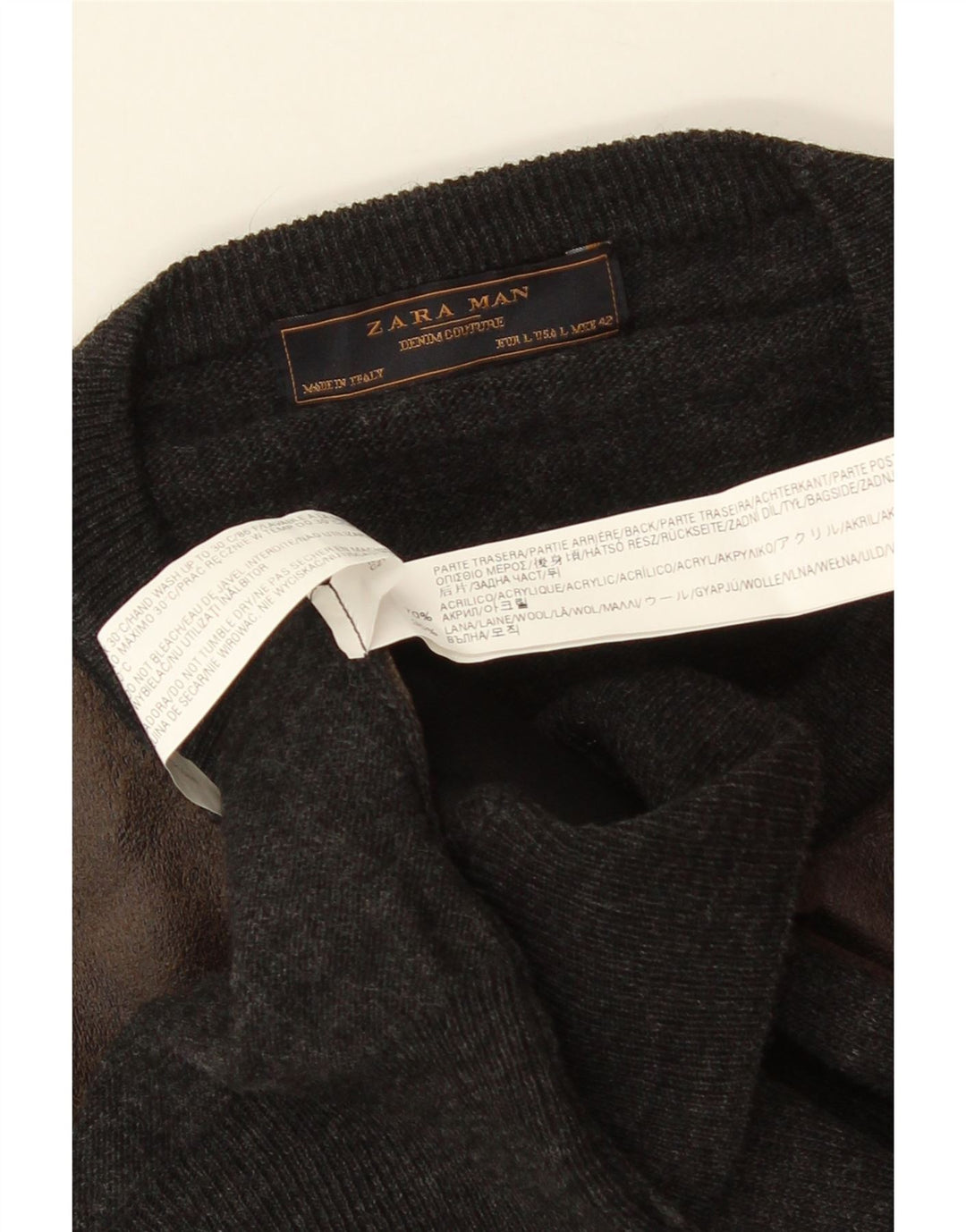Suéter masculino ZARA com gola redonda e acrílico grande em bloco colorido cinza