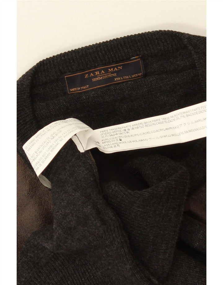 Suéter masculino ZARA com gola redonda e acrílico grande em bloco colorido cinza